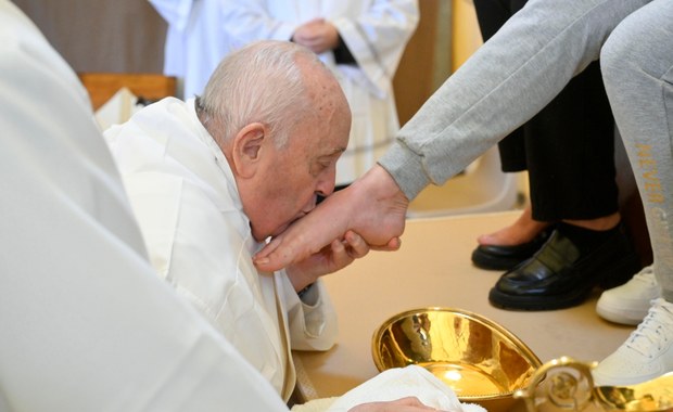 Papież obmył nogi więźniarkom podczas liturgii Wielkiego Czwartku