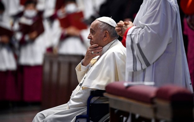 Papież odmówił końcową modlitwę za zmarłego /RICCARDO ANTIMIANI /PAP/EPA