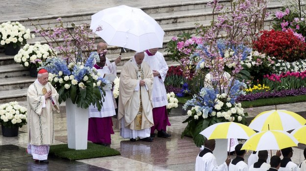Papież odprawił uroczystą mszę, po której objechał plac w papamobile i błogosławił wiernych /CLAUDIO PERI /PAP/EPA