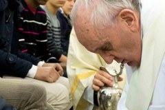 Papież odwiedził więzienie dla nieletnich. Obmył nogi osadzonym