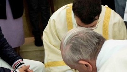 Papież odwiedził więzienie dla nieletnich. Obmył nogi osadzonym