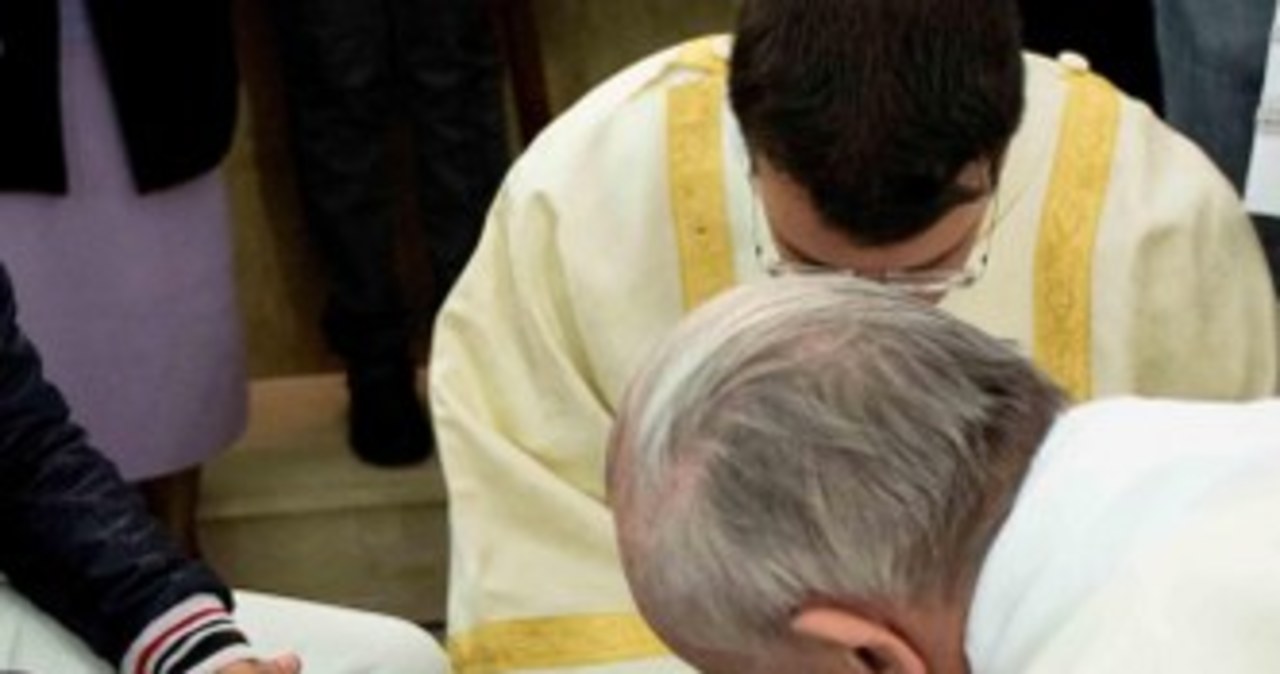 Papież odwiedził więzienie dla nieletnich. Obmył nogi osadzonym