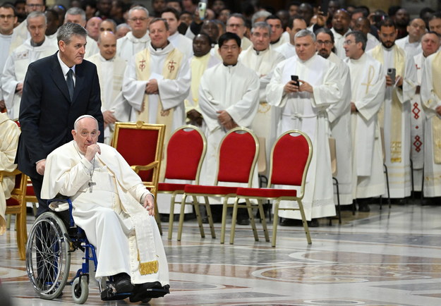 Papież odzyskuje siły po niedawnym zapaleniu oskrzeli i krótkim pobycie w szpitalu. /ETTORE FERRARI /PAP/EPA