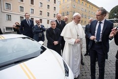 Papież otrzymał luksusowy samochód i oddaje go na aukcję