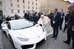 Papież otrzymał luksusowy samochód i oddaje go na aukcję