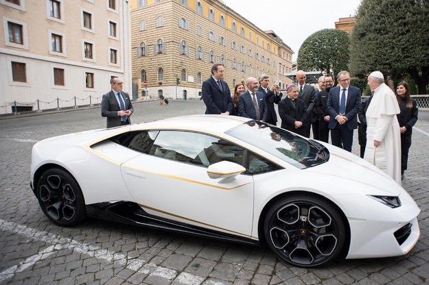 Papież otrzymał luksusowy samochód i oddaje go na aukcję /OSSERVATORE ROMANO/HANDOUT /PAP/EPA