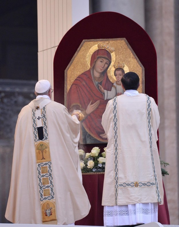Papież otworzył Drzwi Święte w bazylice watykańskiej /MAURIZIO BRAMBATTI /PAP/EPA