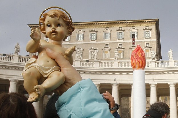 Papież pobłogosławił figurki Dzieciątka Jezus do domowych szopek, przyniesione na plac przez tysiące rzymskich dzieci /Fabio Frustaci /PAP/EPA