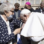 Papież pocałował numer obozowy ocalałej z Auschwitz Polki 