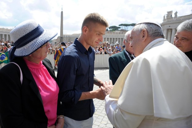 Papież podarował Komendzie i jego rodzicom różańce. /VATICAN MEDIA HANDOUT /PAP/EPA