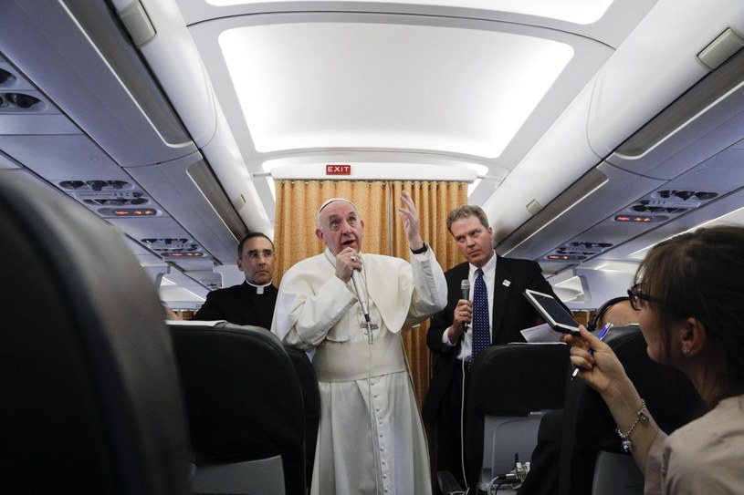 Papież podczas konferencji prasowej w samolocie /PAP/EPA