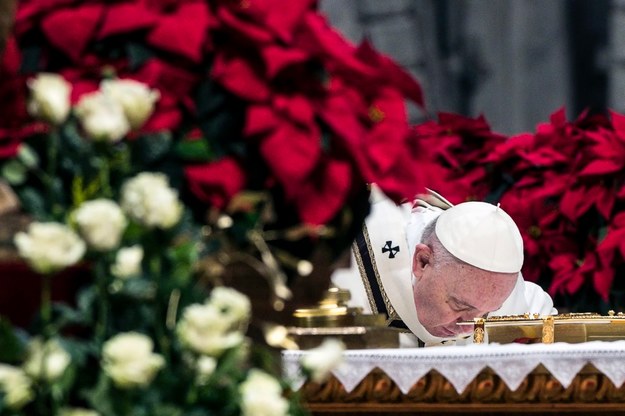 Papież podczas mszy w bazylice Świętego Piotra w uroczystość Objawienia Pańskiego /ANGELO CARCONI /PAP/EPA
