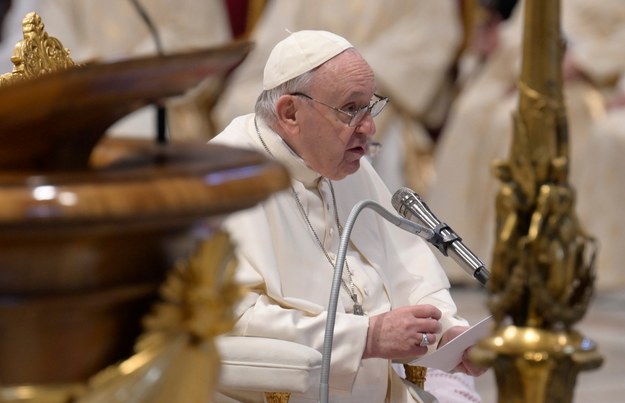 Papież podczas niedzielnej liturgii w Niedzielę Miłosierdzia Bożego /CLAUDIO PERI /PAP