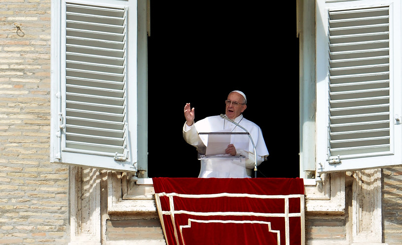 Papież podczas południowej modlitwy Anioł Pański /AFP