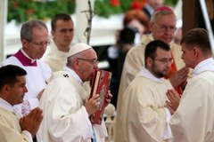 Papież potknął się podczas mszy. Ten moment uchwyciły obiektywy