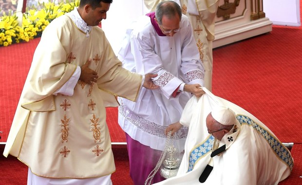 Papież potknął się podczas mszy. Ten moment uchwyciły obiektywy
