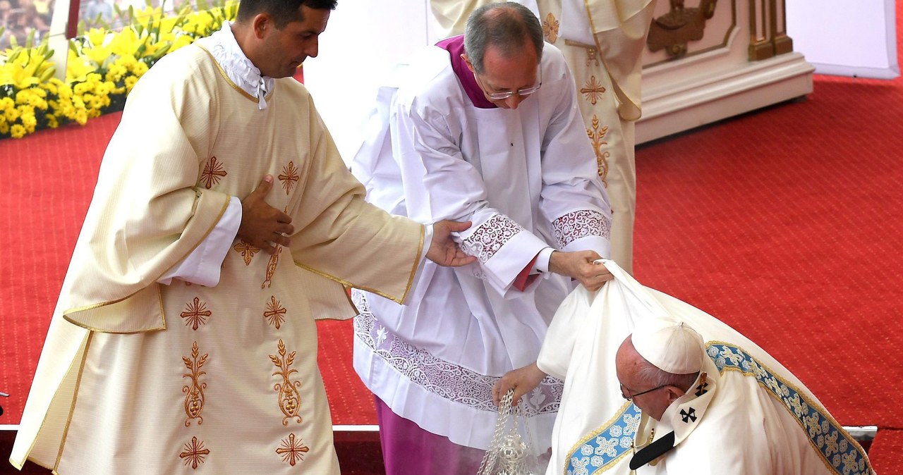 Papież potknął się podczas mszy. Ten moment uchwyciły obiektywy