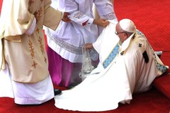 Papież potknął się podczas mszy. Ten moment uchwyciły obiektywy