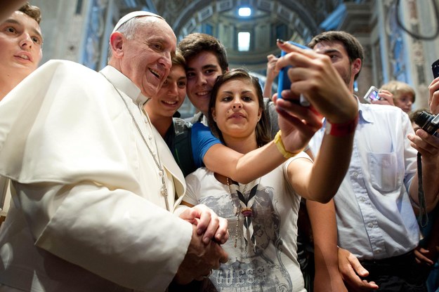 Papież pozujący do zdjęcia z pielgrzymami /OSSERVATORE ROMANO  /PAP/EPA