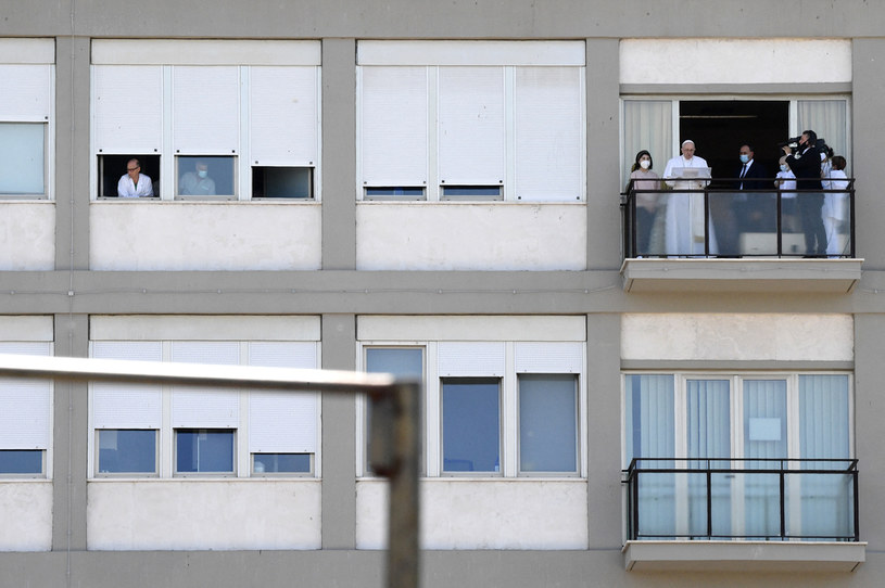 El Papa habla desde la ventana de la clínica / AFP