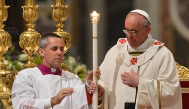 Papież przewodniczy mszy Wigilii Paschalnej 