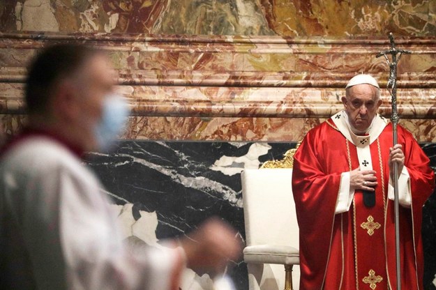 Papież przewodniczył Mszy św. w intencji kardynałów i biskupów zmarłych w ciągu roku /GREGORIO BORGIA / POOL /PAP/EPA
