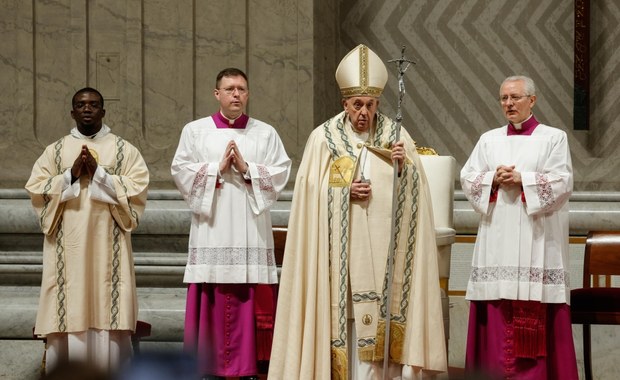 Papież przewodniczył mszy Wigilii Paschalnej. Mówił o narodach "połamanych złem"