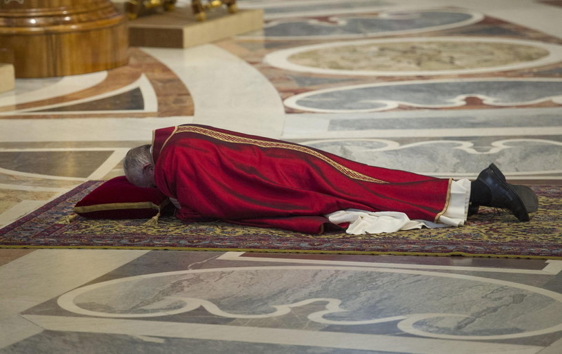 Papież przez dłuższą chwilę modlił się leżąc przed głównym ołtarzem /EPA/GIORGIO ONORAT /PAP/EPA