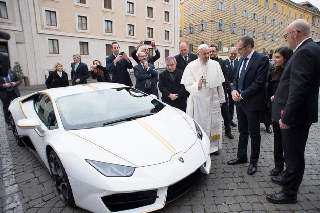 Papież przy ofiarowanym mu białym lamborghini /	PAP/Abaca /PAP/Abaca