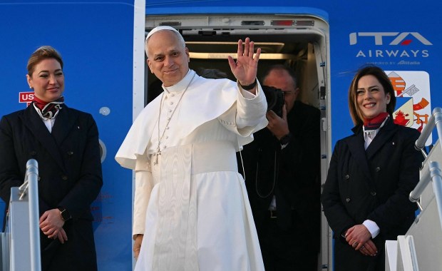 Papież przyleciał do Turcji. Pierwsza zagraniczna podróż