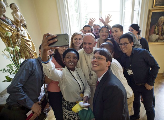Papież robi sobie selfie z młodymi /OSSERVATORE ROMANO  /PAP/EPA