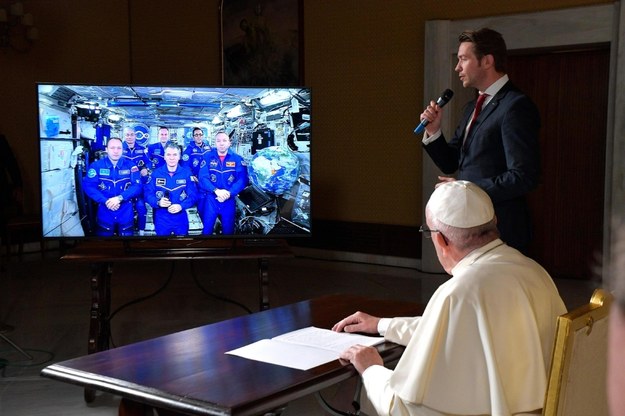 Papież rozmawiał z załogą Międzynarodowej Stacji Kosmicznej /OSSERVATORE ROMANO  /PAP/EPA