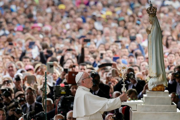 Papież składa złotą różę przed figurką Matki Bożej Fatimskiej /JOSE SENA GOULAO / POOL /PAP/EPA