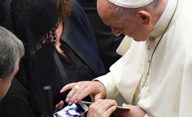 Papież spotkał się z rodzinami ofiar zamachu w Nicei. "Na ataki diabła odpowiedzieć miłością"