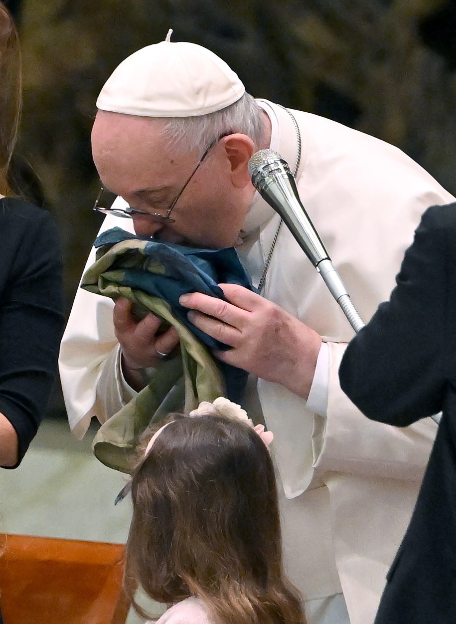 Papież ucałował ukraińską flagę przywiezioną z Buczy /ETTORE FERRARI /PAP/EPA