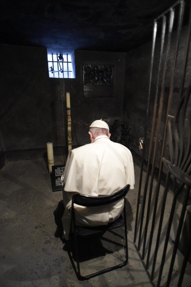 Papież w celi o. Kolbego /OSSERVATORE ROMANO  /PAP/EPA
