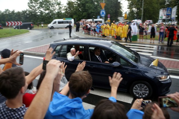 Papież w drodze na Balice /Stanisław Rozpędzik /PAP