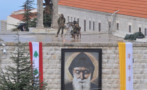 Papież w Libanie. Modlił się przy grobie św. Szarbela