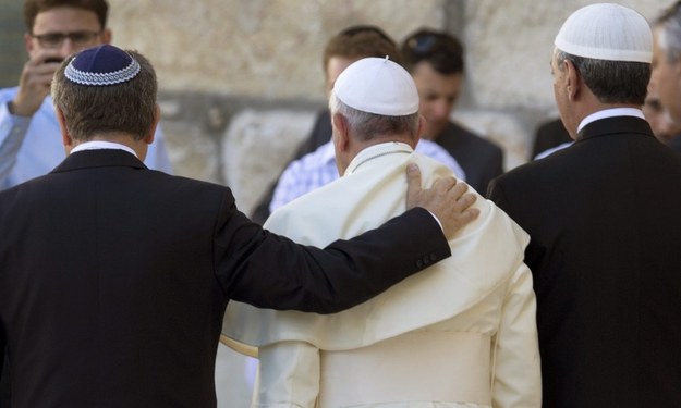 Papież w trakcie spotkania z rabinami /JIM HOLLANDER    /PAP/EPA