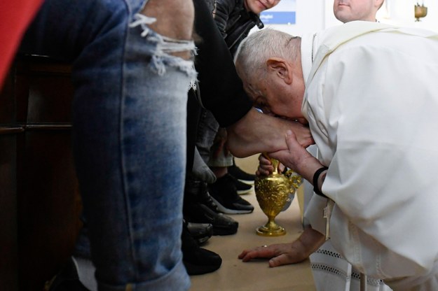Papież w zakładzie karnym dla nieletnich obmył nogi dwunastu młodym osobom /VATICAN MEDIA  /PAP/EPA