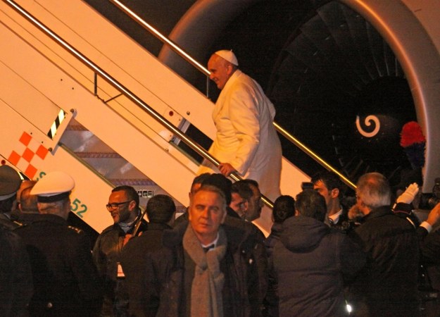 Papież wchodzi do samolotu na rzymskim lotnisku /PAP/EPA/TELENEWS /PAP/EPA