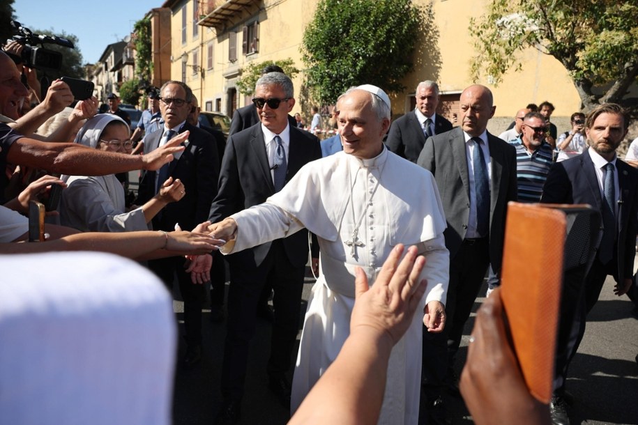 Papież wita się z wiernymi w Castel Gandolfo /EPA/MASSIMO PERCOSSI  /PAP