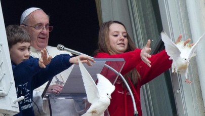 Papież wypuścił z dziećmi gołębie pokoju  
