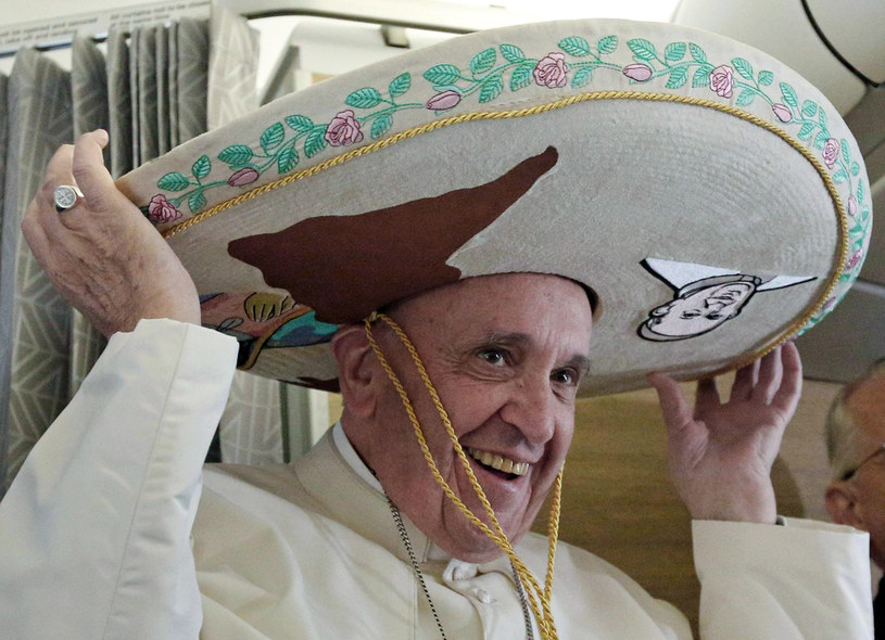 Papież wystawił na sprzedaż kolejną partię prezentów, jakie otrzymał /ALESSANDRO DI MEO / POOL /AFP