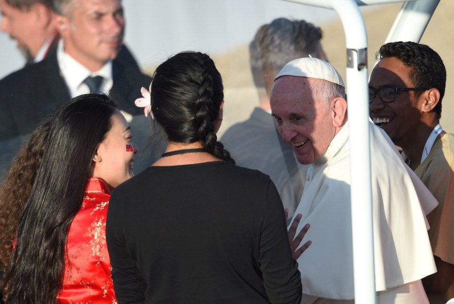Papież z grupą pielgrzymów po przejściu przez Bramę Miłosierdzia po przyjeździe na Campus Misericordiae w Brzegach /Jacek Turczyk /PAP