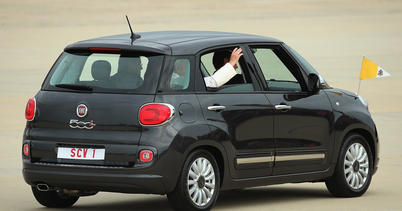 Papież z lotniska odjechał Fiatem 500L /AFP