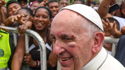 Papież z małymi obrażeniami. Uderzył głową o metalową rurkę w papamobile