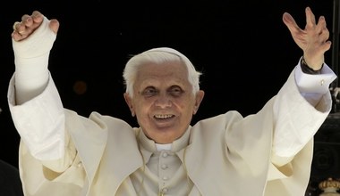 Papież z ręką w gipsie
