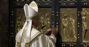 Papież zamknął Drzwi Święte. Koniec wyjątkowego czasu w Kościele