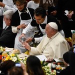 Papież zaprosił na obiad 1200 bezdomnych i ubogich